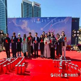 当星光坠入花海 (2025)海报